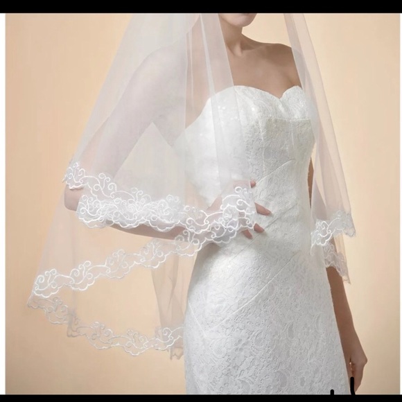 New beautiful chapel length lace edge veil - Picture 6 of 8